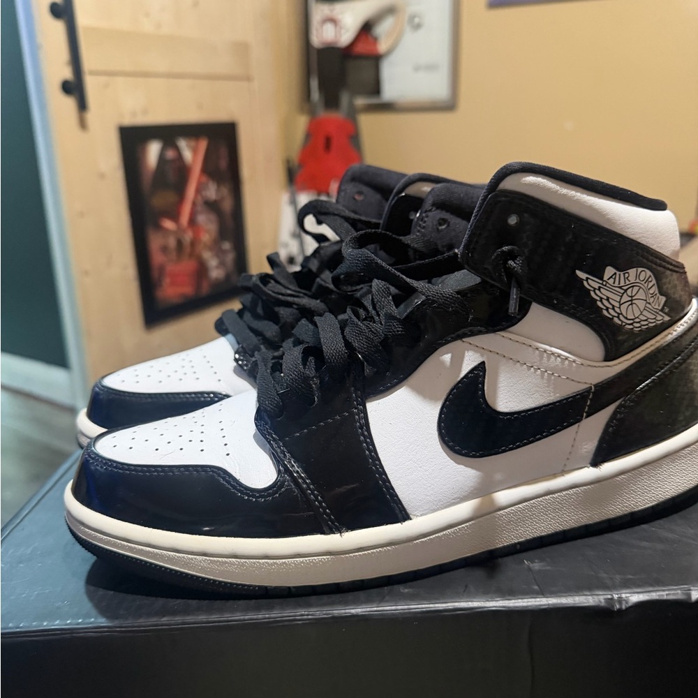 Nike Air Jordan Men's Black and White High-Tops size 9